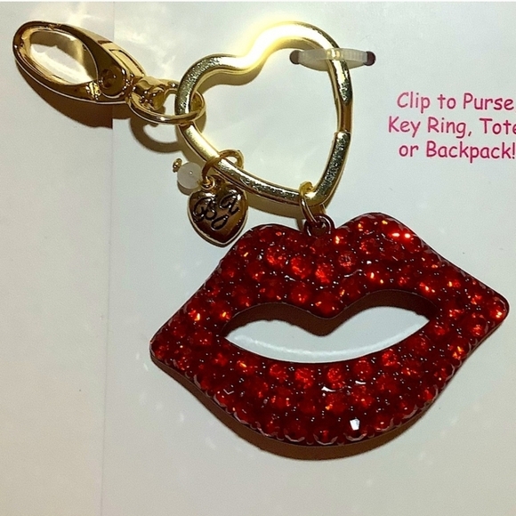 🔹️Betsey Johnson 🔹️Red Crystal Lips Key Chain Key Fob - Picture 2 of 2